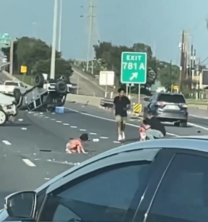 Auto si ribalta dopo incidente, due bimbi sbalzati fuori salvi per miracolo: video