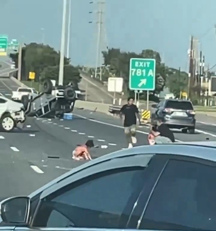 Auto si ribalta dopo incidente, due bimbi sbalzati fuori salvi per miracolo: video