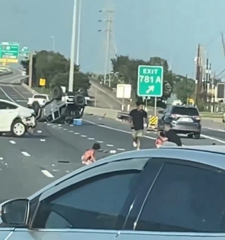 Auto si ribalta dopo incidente, due bimbi sbalzati fuori salvi per miracolo: video