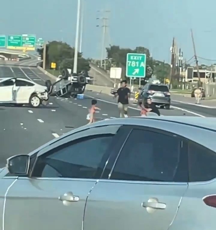 Auto si ribalta dopo incidente, due bimbi sbalzati fuori salvi per miracolo: video