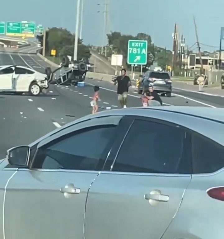 Auto überschlägt sich nach Unfall, zwei Kinder werden auf wundersame Weise sicher herausgeschleudert: Video