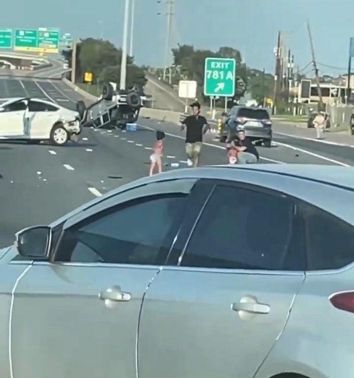 Auto si ribalta dopo incidente, due bimbi sbalzati fuori salvi per miracolo: video