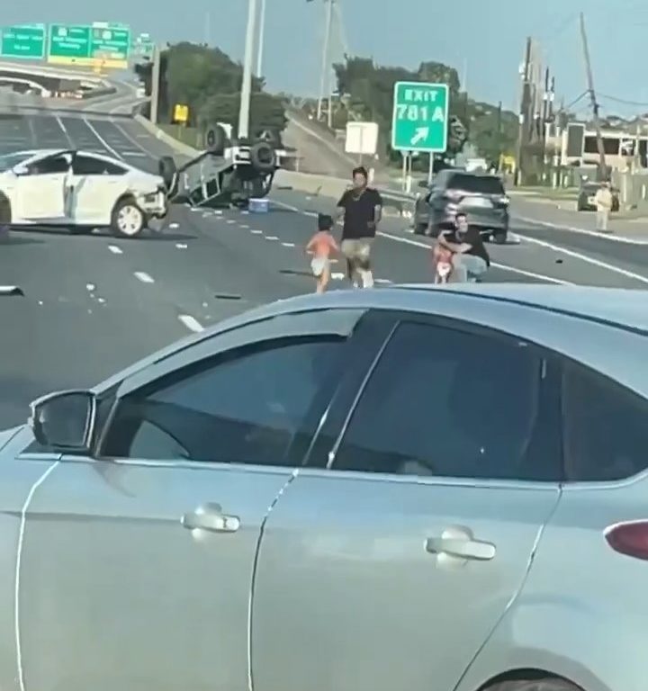 Auto si ribalta dopo incidente, due bimbi sbalzati fuori salvi per miracolo: video