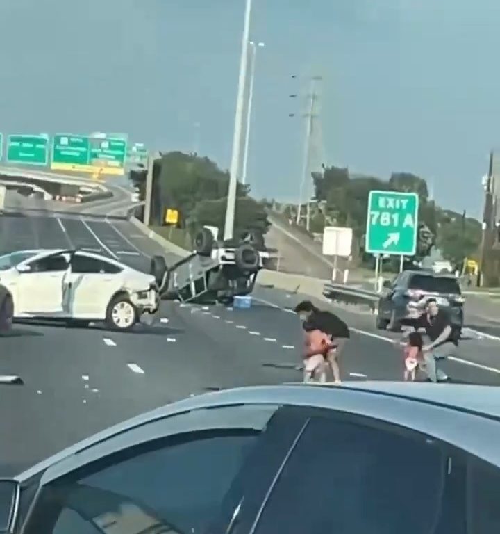 Auto si ribalta dopo incidente, due bimbi sbalzati fuori salvi per miracolo: video