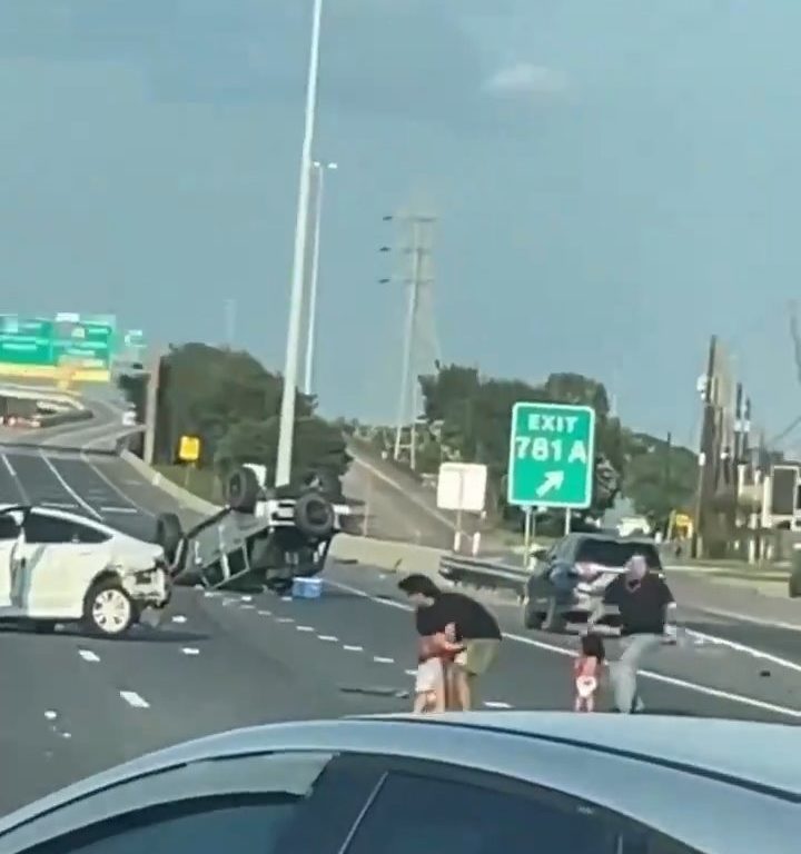 Auto si ribalta dopo incidente, due bimbi sbalzati fuori salvi per miracolo: video