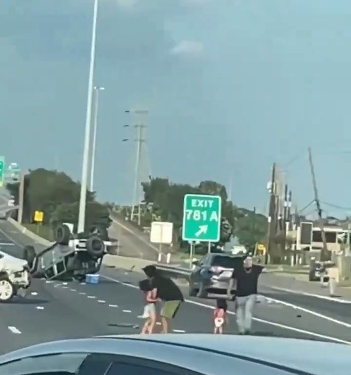 Auto überschlägt sich nach Unfall, zwei Kinder werden auf wundersame Weise sicher herausgeschleudert: Video