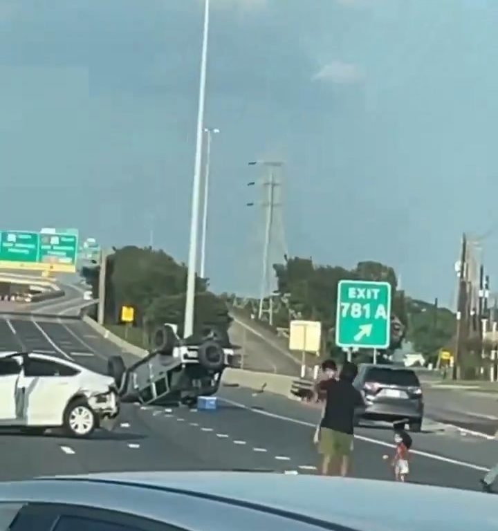 Auto überschlägt sich nach Unfall, zwei Kinder werden auf wundersame Weise sicher herausgeschleudert: Video