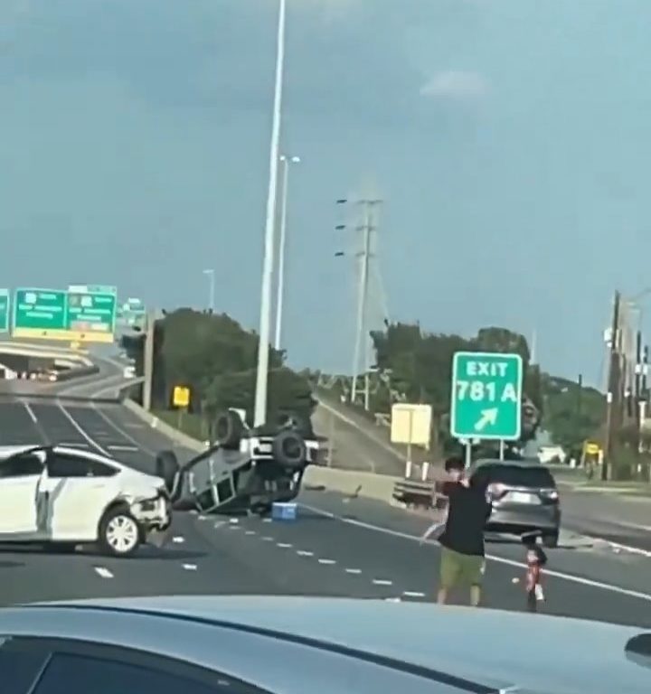 Auto si ribalta dopo incidente, due bimbi sbalzati fuori salvi per miracolo: video