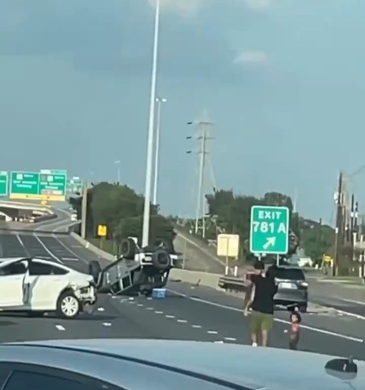 Auto überschlägt sich nach Unfall, zwei Kinder werden auf wundersame Weise sicher herausgeschleudert: Video