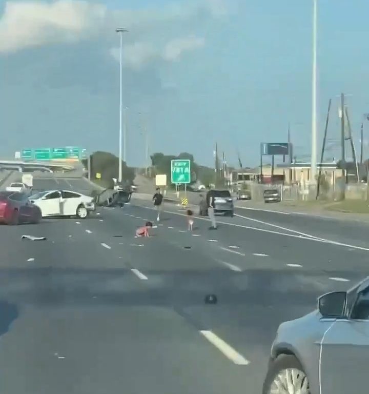 Auto si ribalta dopo incidente, due bimbi sbalzati fuori salvi per miracolo: video