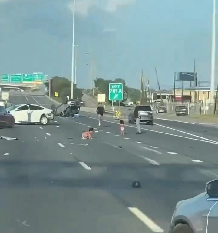 Auto überschlägt sich nach Unfall, zwei Kinder werden auf wundersame Weise sicher herausgeschleudert: Video