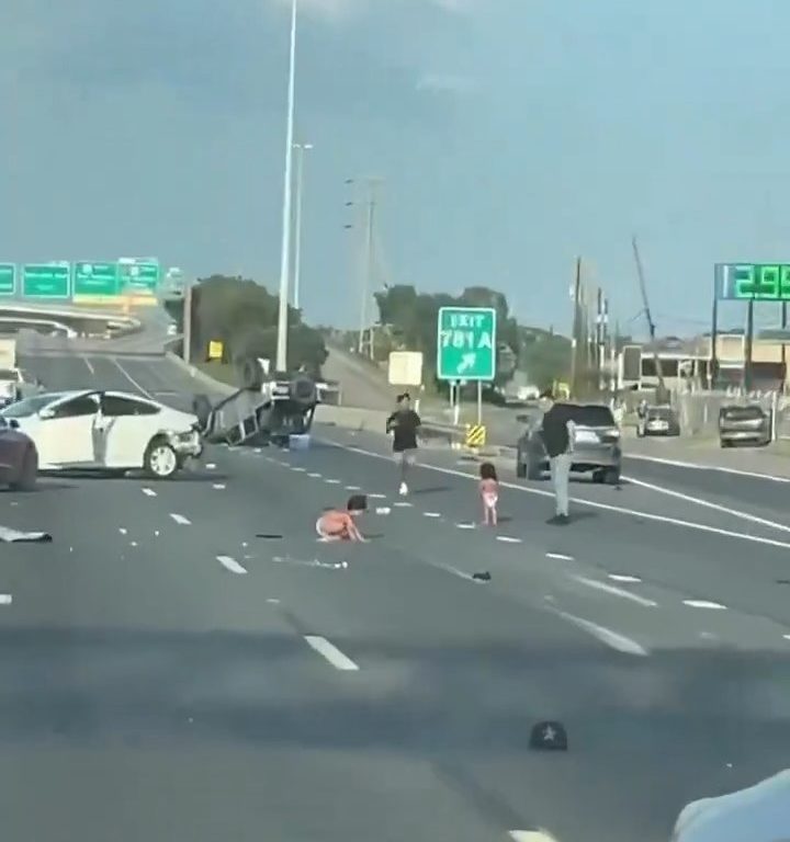 Auto überschlägt sich nach Unfall, zwei Kinder werden auf wundersame Weise sicher herausgeschleudert: Video