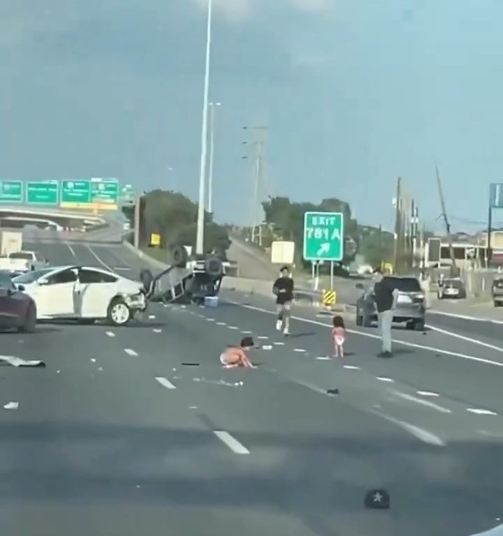 Auto überschlägt sich nach Unfall, zwei Kinder werden auf wundersame Weise sicher herausgeschleudert: Video