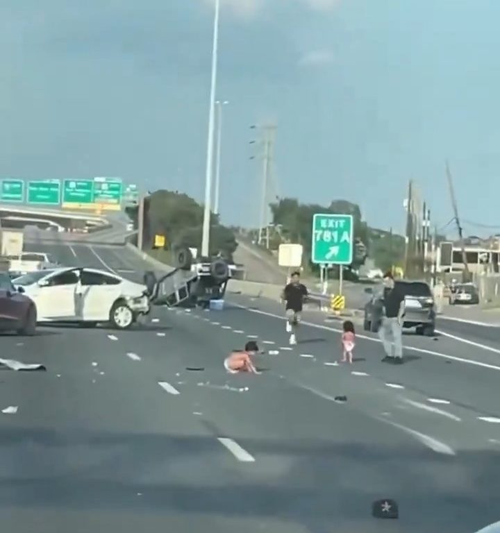 Auto überschlägt sich nach Unfall, zwei Kinder werden auf wundersame Weise sicher herausgeschleudert: Video