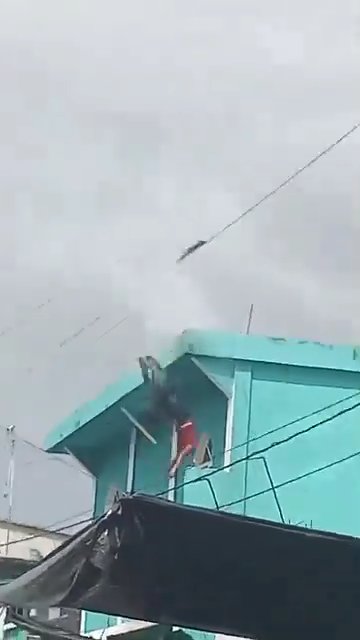 Danse sur la terrasse et touche le câble haute tension : un jeune de 15 ans décapité, vidéo choc