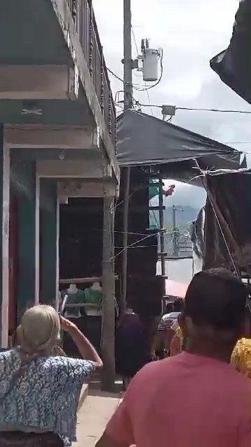 Danse sur la terrasse et touche le câble haute tension : un jeune de 15 ans décapité, vidéo choc