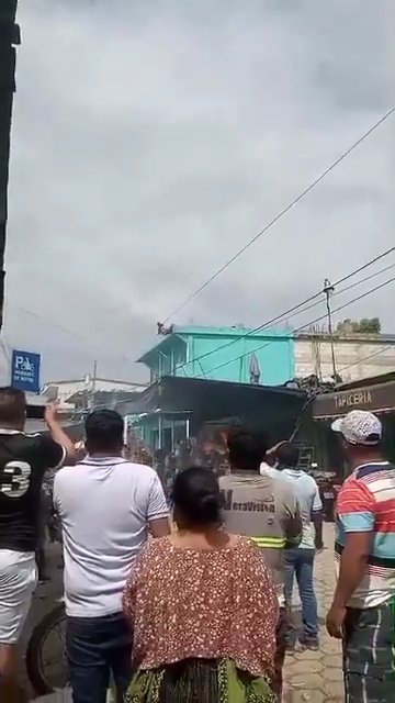 Baila en la terraza y toca cable de alta tensión: joven de 15 años decapitada, impactante video