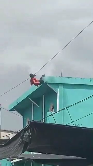 Danse sur la terrasse et touche le câble haute tension : un jeune de 15 ans décapité, vidéo choc