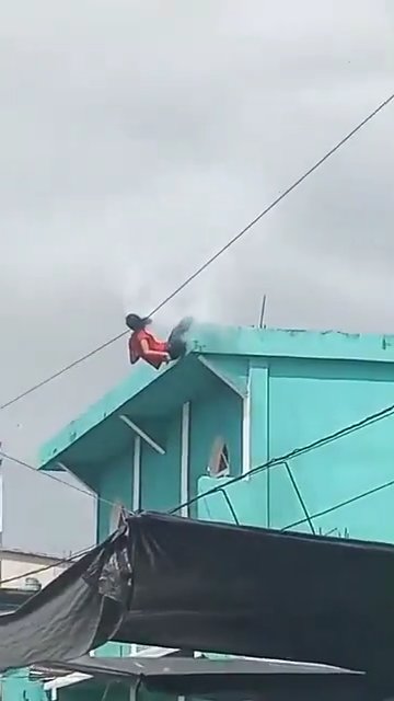 Danse sur la terrasse et touche le câble haute tension : un jeune de 15 ans décapité, vidéo choc