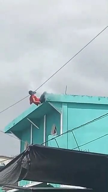 Danse sur la terrasse et touche le câble haute tension : un jeune de 15 ans décapité, vidéo choc