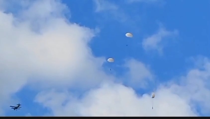 Une femme saute avec un parachute qui ne s'ouvre pas, le crash filmé sur téléphone portable