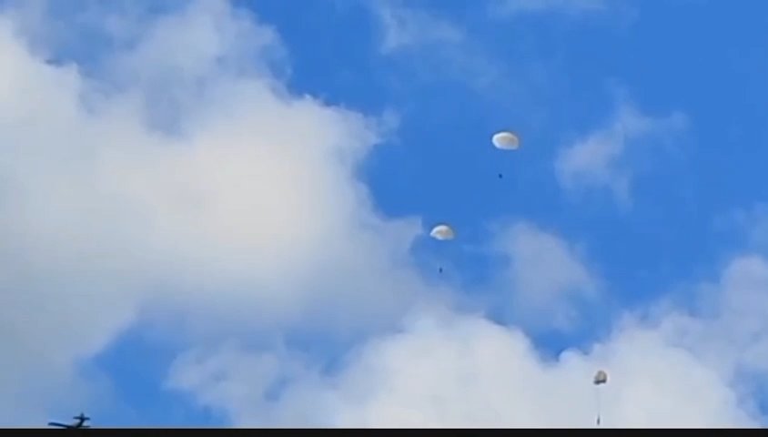 Une femme saute avec un parachute qui ne s'ouvre pas, le crash filmé sur téléphone portable