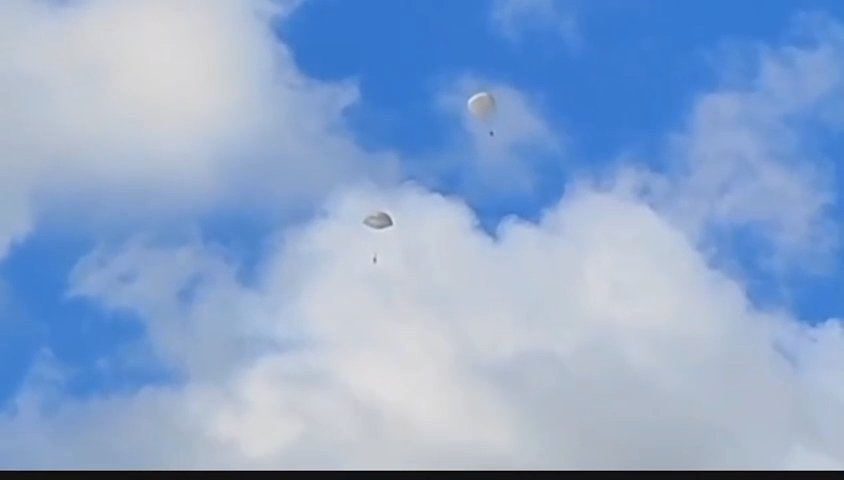 Une femme saute avec un parachute qui ne s'ouvre pas, le crash filmé sur téléphone portable