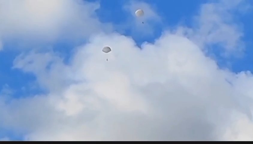 Une femme saute avec un parachute qui ne s'ouvre pas, le crash filmé sur téléphone portable