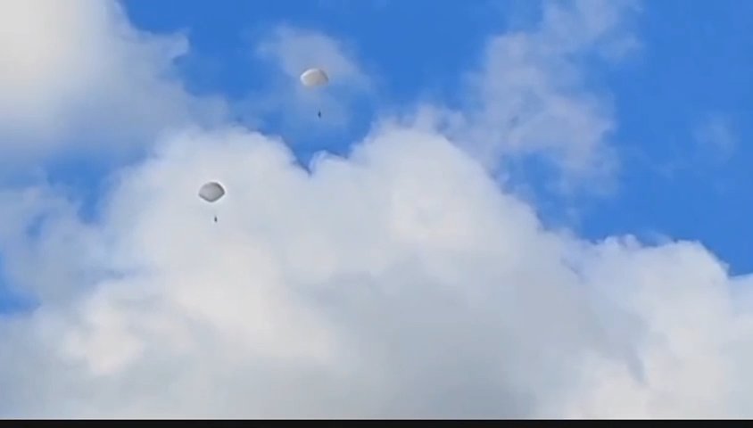 Une femme saute avec un parachute qui ne s'ouvre pas, le crash filmé sur téléphone portable