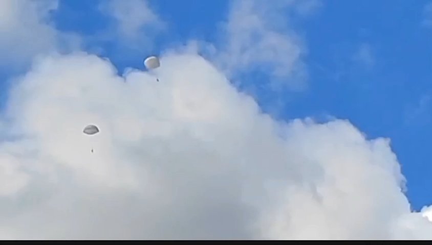 Une femme saute avec un parachute qui ne s'ouvre pas, le crash filmé sur téléphone portable