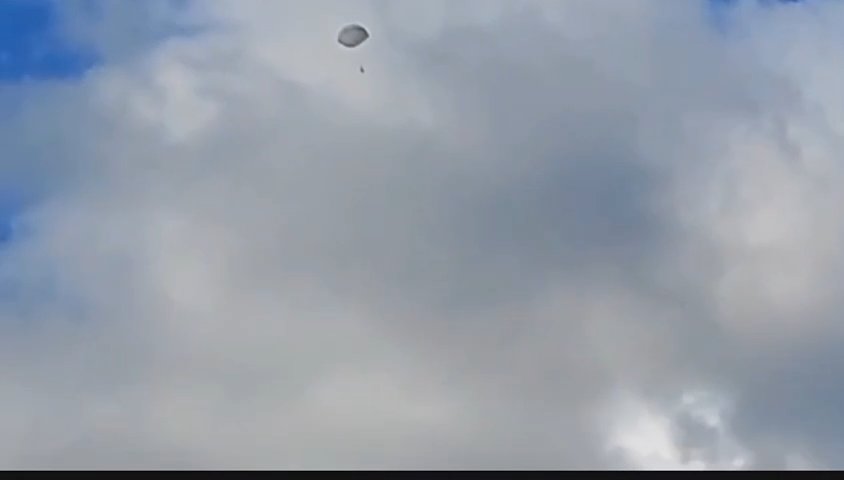 Une femme saute avec un parachute qui ne s'ouvre pas, le crash filmé sur téléphone portable