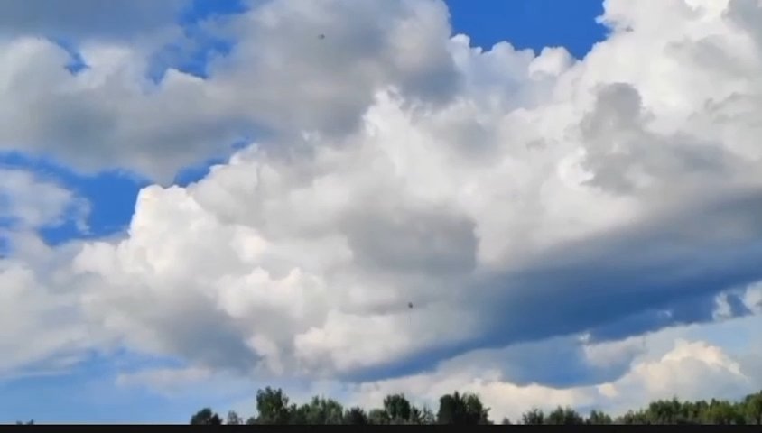 Une femme saute avec un parachute qui ne s'ouvre pas, le crash filmé sur téléphone portable