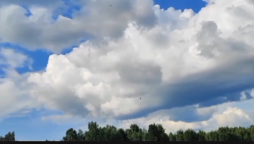 Une femme saute avec un parachute qui ne s'ouvre pas, le crash filmé sur téléphone portable