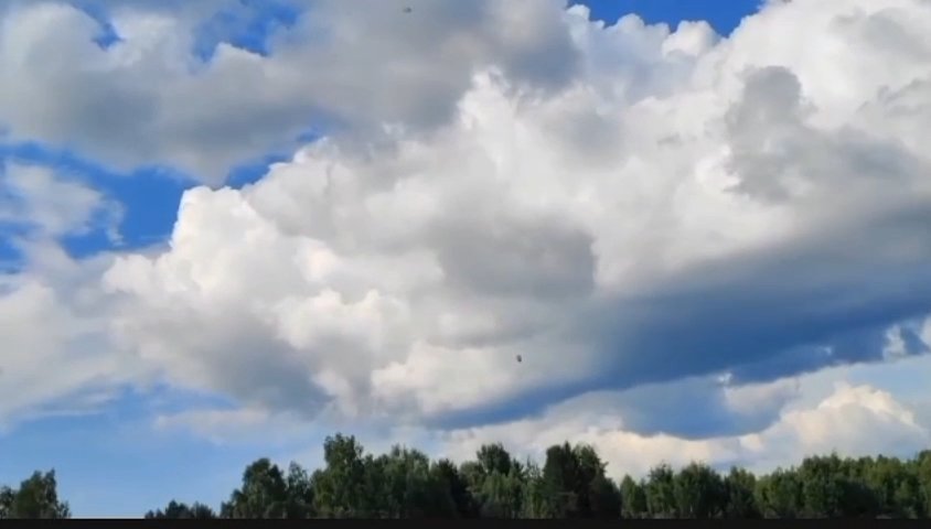 Une femme saute avec un parachute qui ne s'ouvre pas, le crash filmé sur téléphone portable