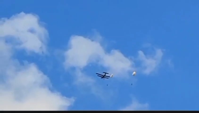 Une femme saute avec un parachute qui ne s'ouvre pas, le crash filmé sur téléphone portable