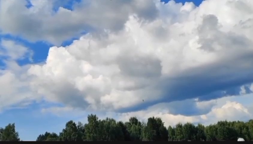 Une femme saute avec un parachute qui ne s'ouvre pas, le crash filmé sur téléphone portable