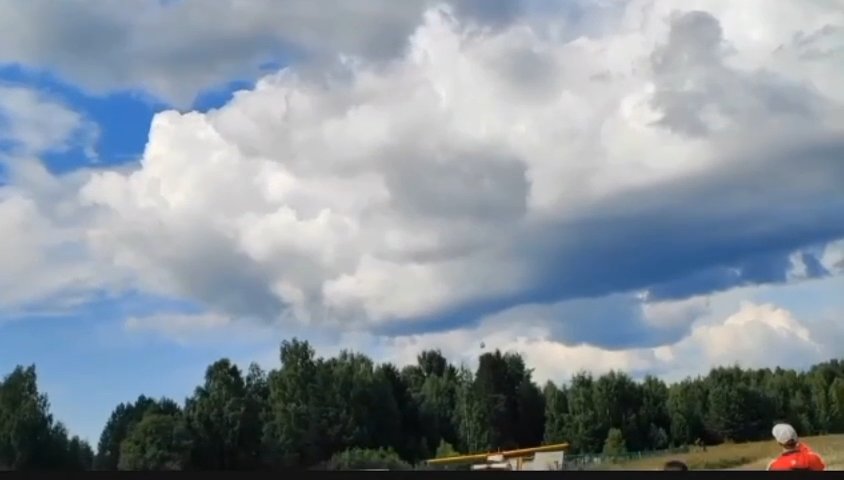 Une femme saute avec un parachute qui ne s'ouvre pas, le crash filmé sur téléphone portable