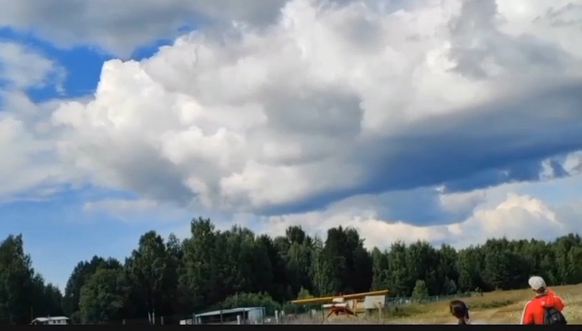 Une femme saute avec un parachute qui ne s'ouvre pas, le crash filmé sur téléphone portable