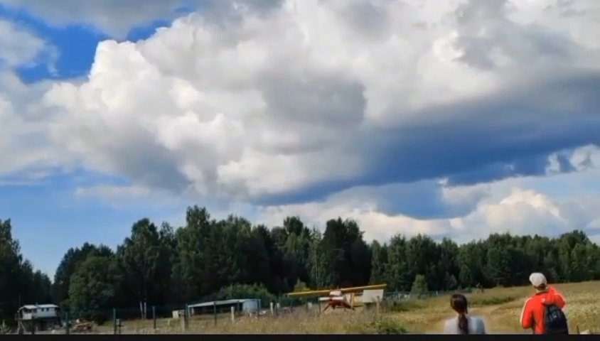 Une femme saute avec un parachute qui ne s'ouvre pas, le crash filmé sur téléphone portable