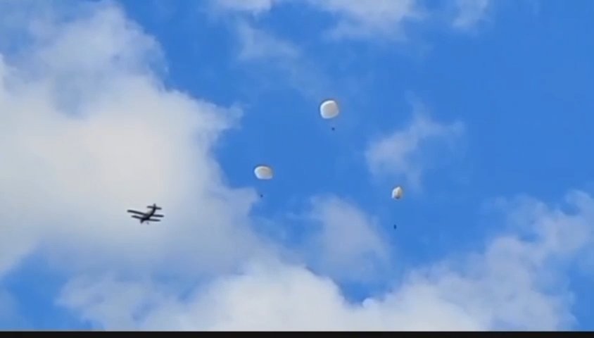 Une femme saute avec un parachute qui ne s'ouvre pas, le crash filmé sur téléphone portable