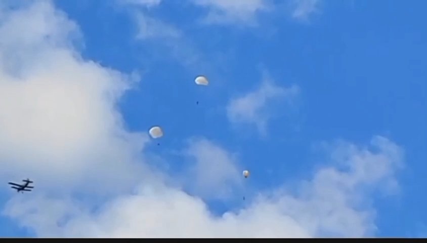 Une femme saute avec un parachute qui ne s'ouvre pas, le crash filmé sur téléphone portable