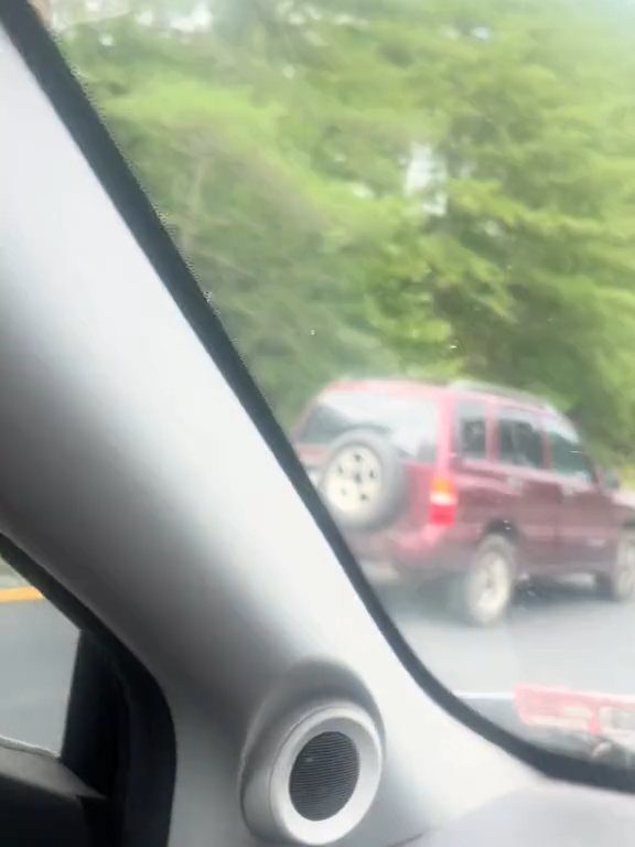 Un conducteur en colère tente de dépasser "tout-terrain" sur l'autoroute et détruit la voiture : vidéo choquante