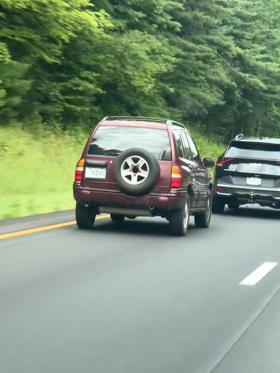 Un conducteur en colère tente de dépasser "tout-terrain" sur l'autoroute et détruit la voiture : vidéo choquante