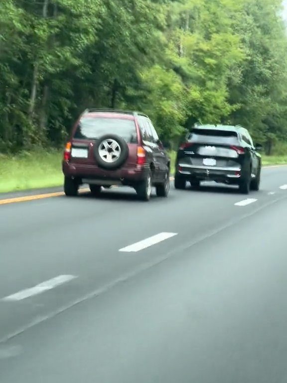 Guidatrice rabbiosa tenta sorpasso "off road" in autostrada e distrugge l'auto: video shock