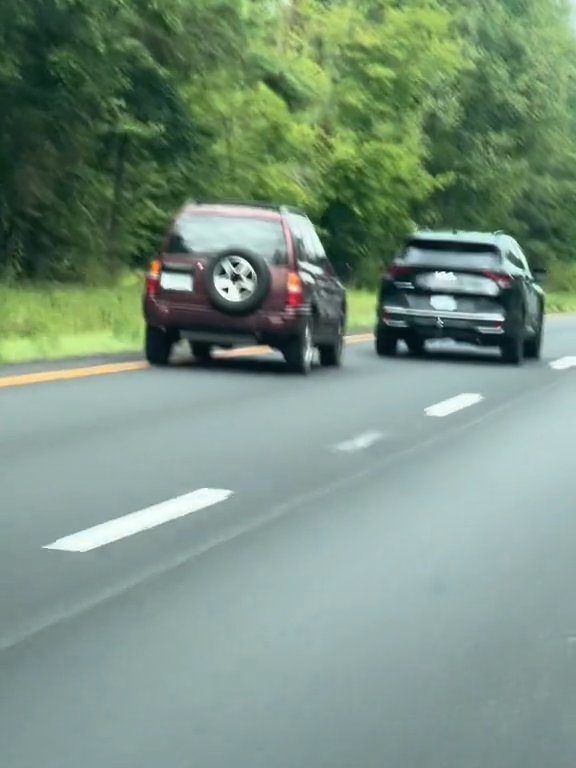 Guidatrice rabbiosa tenta sorpasso "off road" in autostrada e distrugge l'auto: video shock