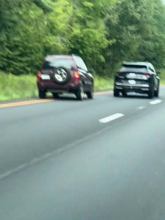 Guidatrice rabbiosa tenta sorpasso "off road" in autostrada e distrugge l'auto: video shock