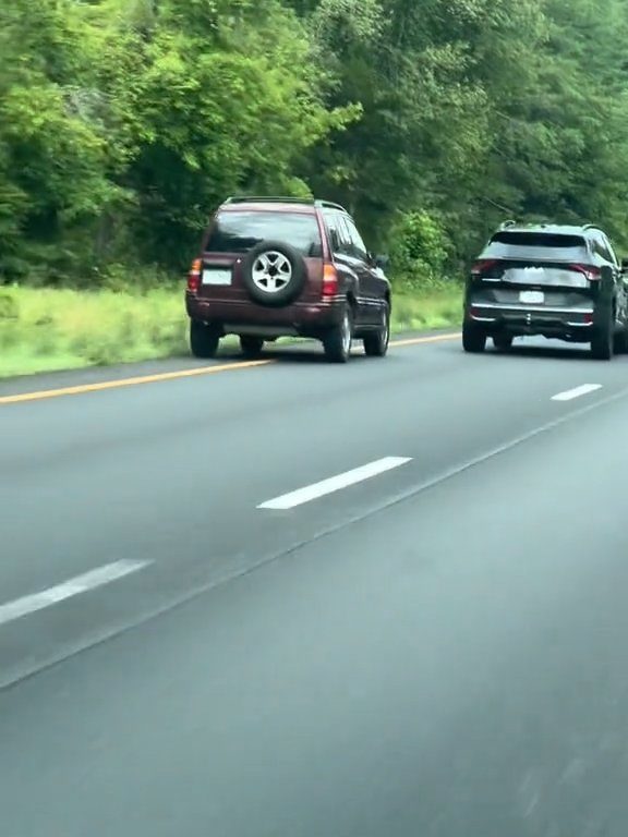 Guidatrice rabbiosa tenta sorpasso "off road" in autostrada e distrugge l'auto: video shock