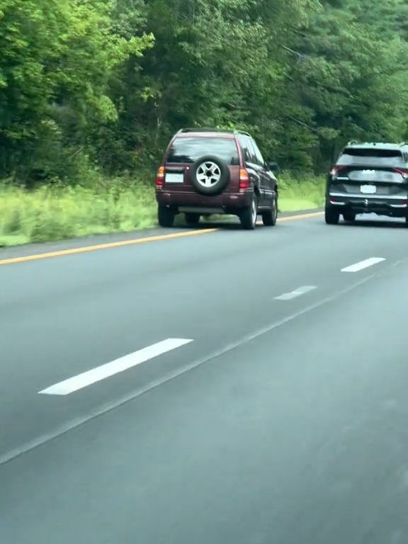 Guidatrice rabbiosa tenta sorpasso "off road" in autostrada e distrugge l'auto: video shock