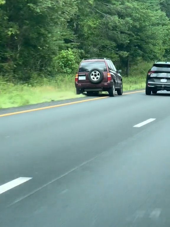 Un conducteur en colère tente de dépasser "tout-terrain" sur l'autoroute et détruit la voiture : vidéo choquante