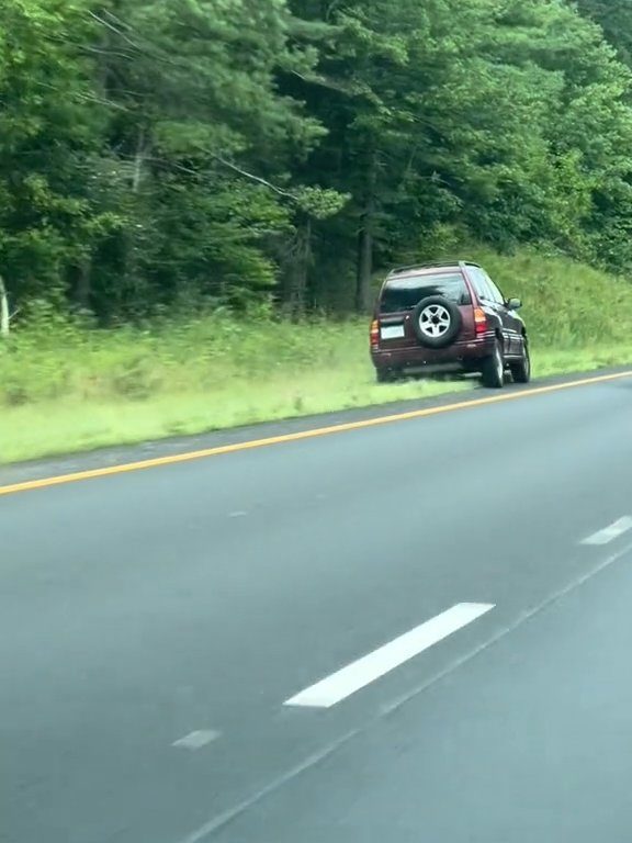 Un conducteur en colère tente de dépasser "tout-terrain" sur l'autoroute et détruit la voiture : vidéo choquante